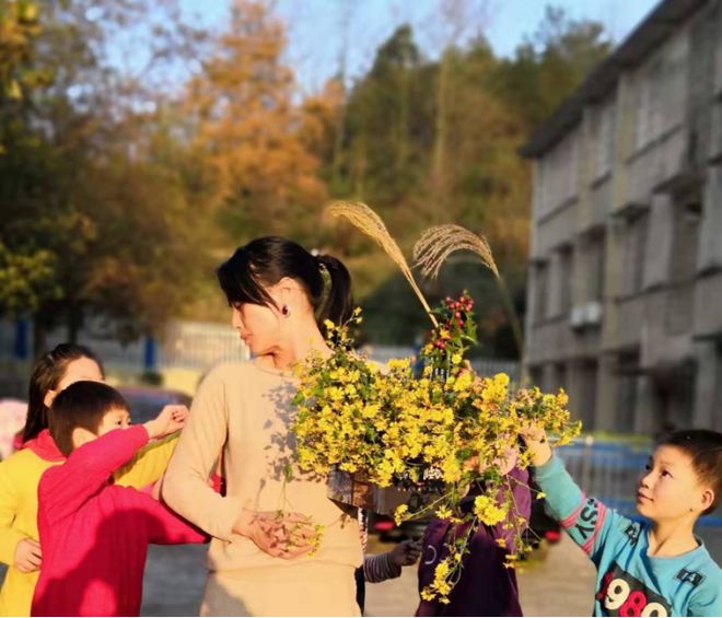 二十年：我与留守学生的二十年》的非虚构深度与时代价值麻将胡了app吴广平 微光成炬 岁月为证——论《一天(图3)