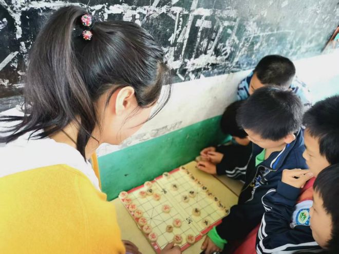 二十年：我与留守学生的二十年》的非虚构深度与时代价值麻将胡了app吴广平 微光成炬 岁月为证——论《一天(图5)