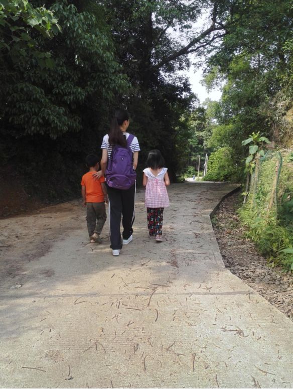 二十年：我与留守学生的二十年》的非虚构深度与时代价值麻将胡了app吴广平 微光成炬 岁月为证——论《一天(图12)